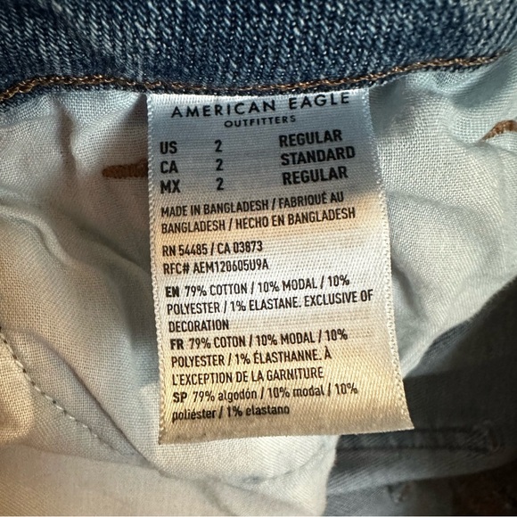 American Eagle Women’s Distressed Curvy Mom Jeans - Picture 4 of 9